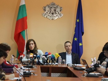Министър Ангелкова: 61% от българите са готови да пътуват и почиват в страната, но нямат достатъчно информация