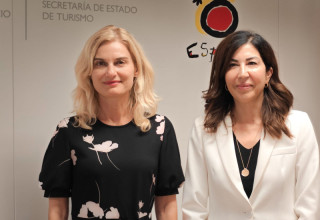 Министърът на туризма Зарица Динкова и държавният секретар по туризъм на Испания Росана Морийо по време на работна среща